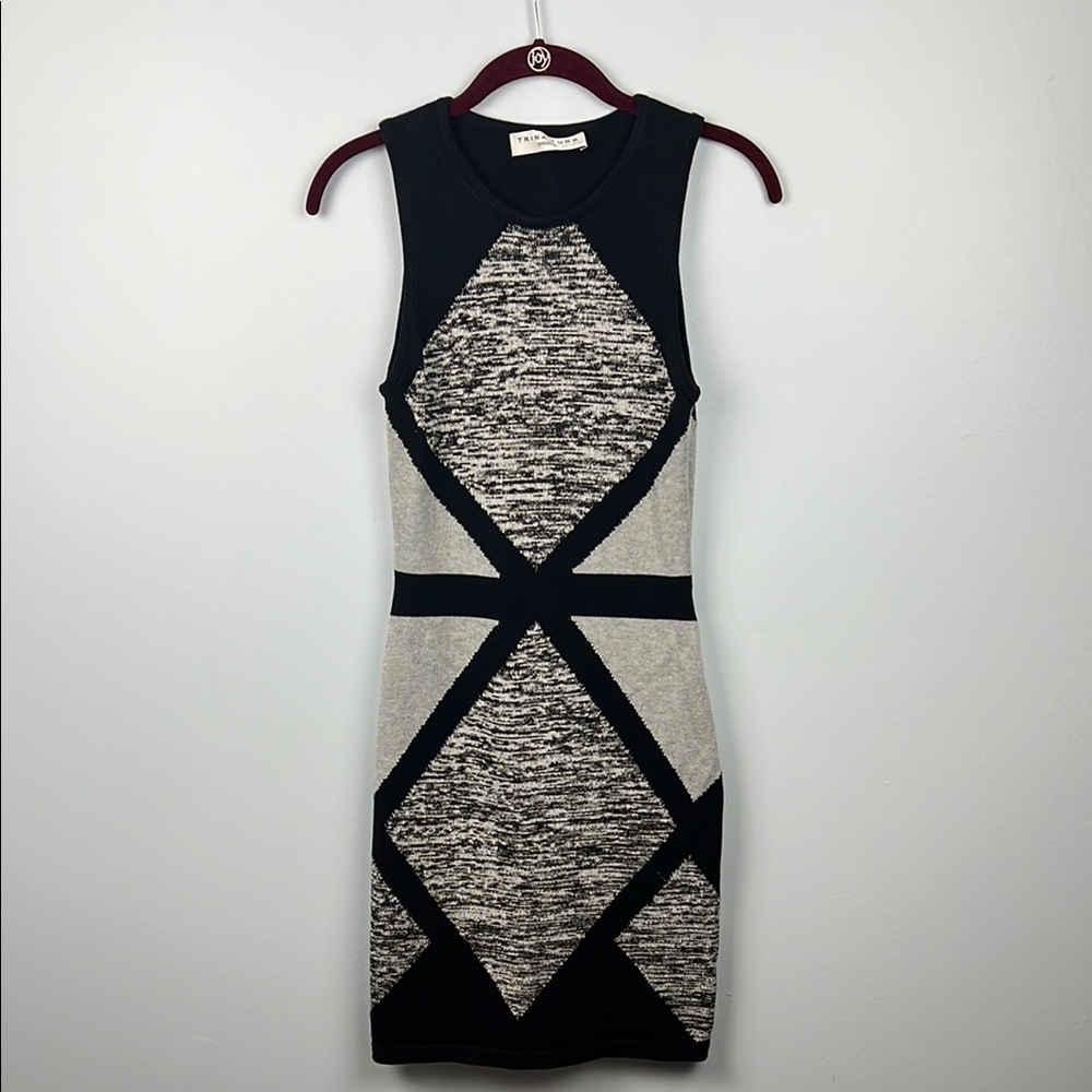 Trina Turk women’s bodycon knit sleeveless geometric pattern dress